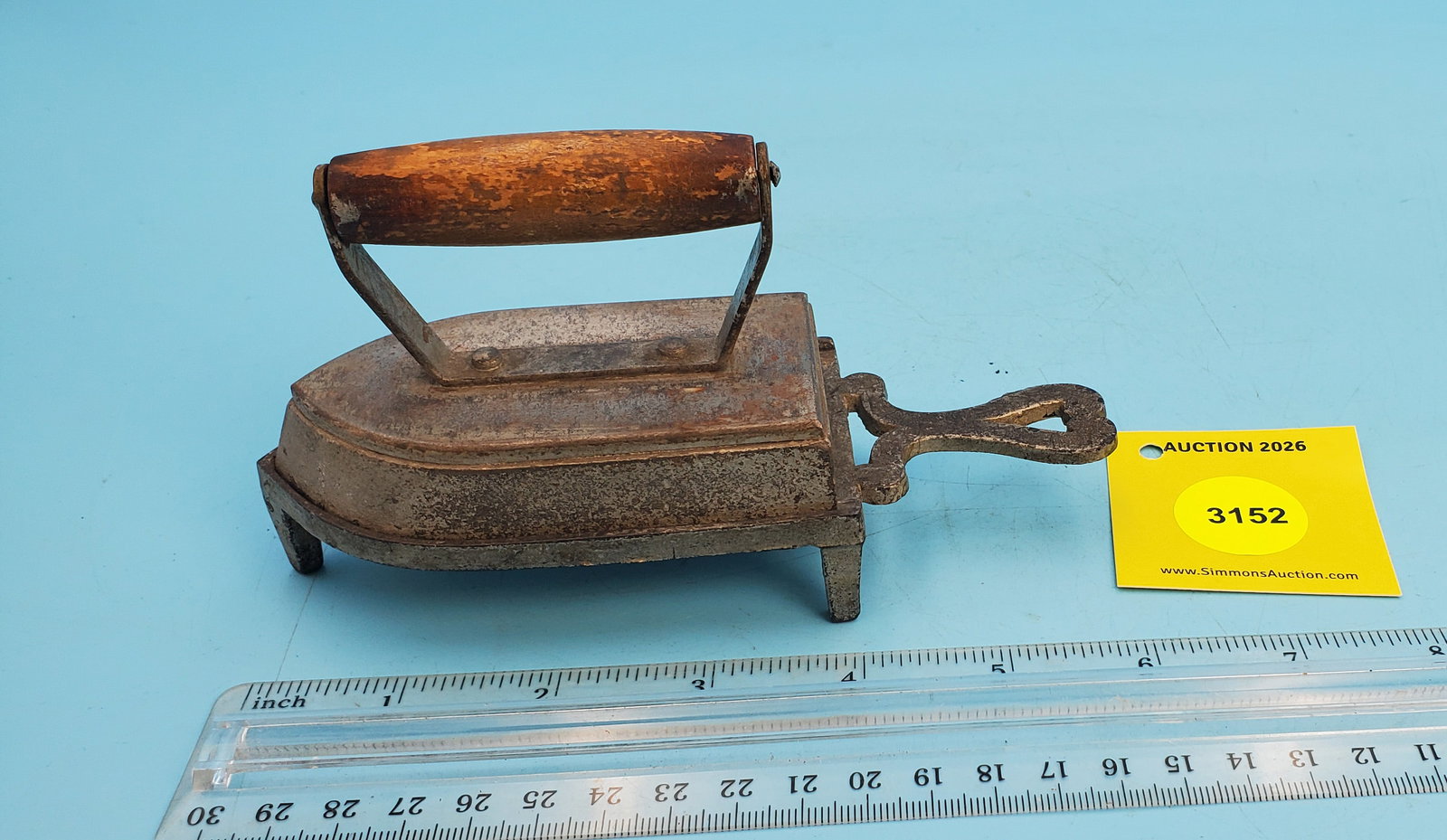 Flat iron, no markings L 3 3/4" w/trivet: Flat iron, no markings L 3 3/4" w/trivet