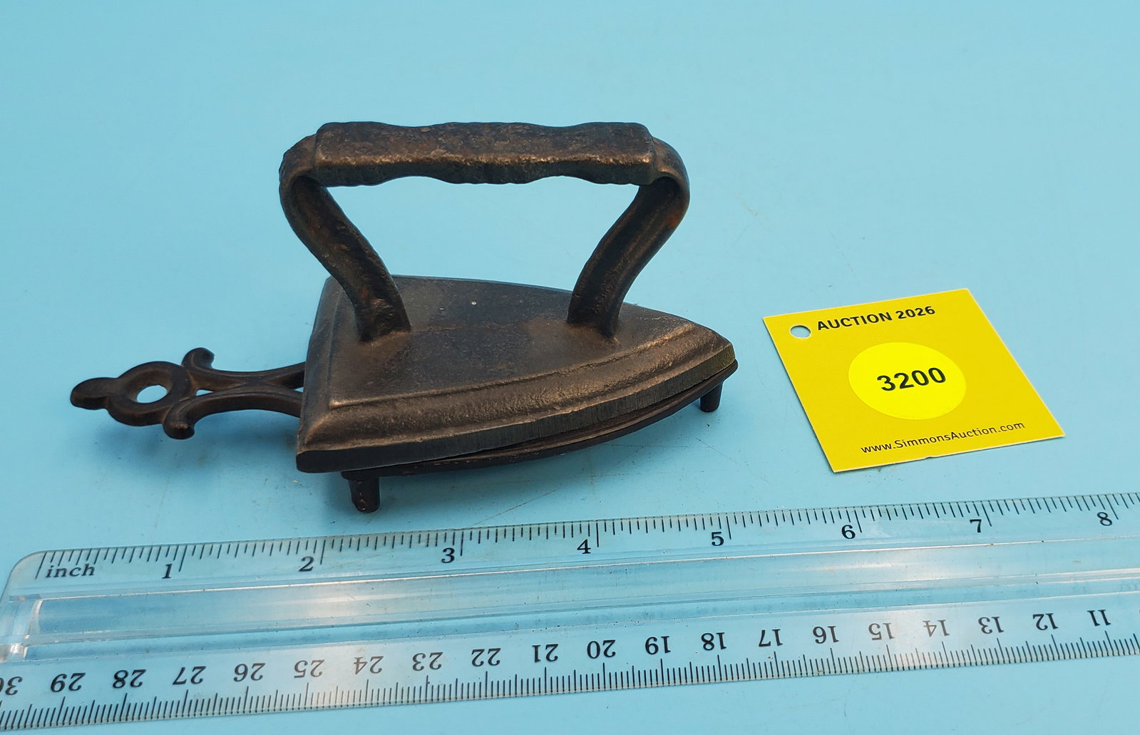 Flat iron L 3 3/8" w/trivet: Flat iron L 3 3/8" w/trivet