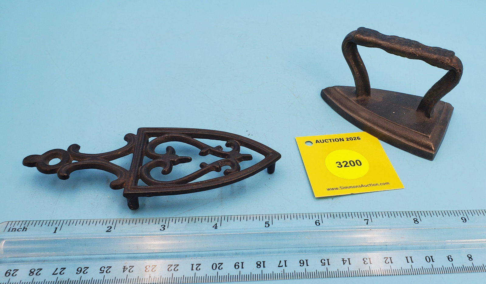 Flat iron L 3 3/8" w/trivet - 2