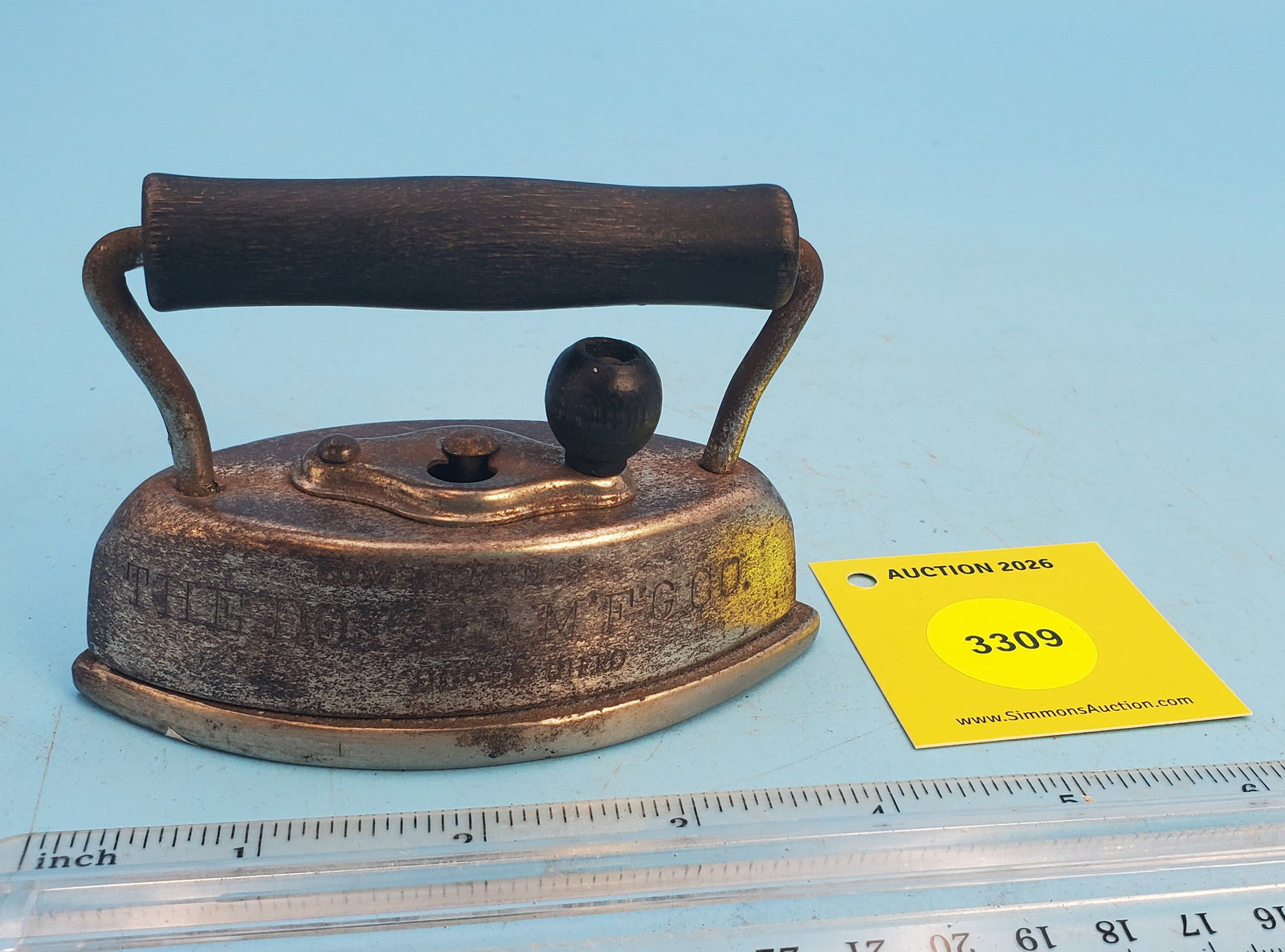 Dover Sad Iron No 902, Compliments of The Dover Mfg Co, Dover Ohio, L 4": Dover Sad Iron No 902, Compliments of The Dover Mfg Co, Dover Ohio, L 4"