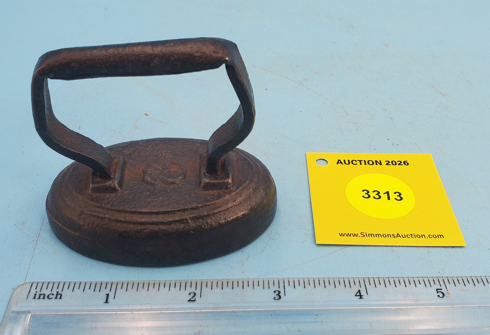 Oval iron, "2", open grip handle, L 3 1/8" (1 of 2)