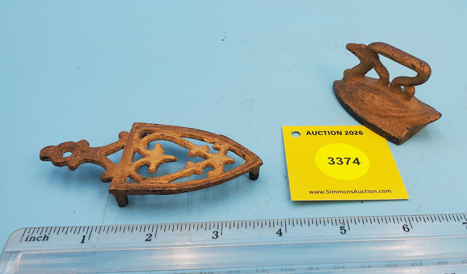 Swan, gold painted, L 2 1/4" w/trivet: Swan, gold painted, L 2 1/4" w/trivet