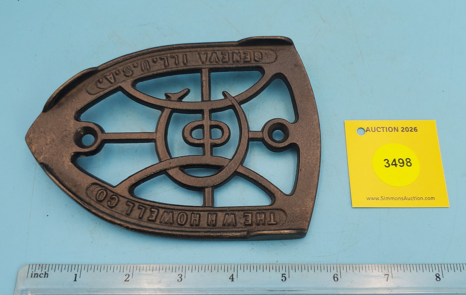 Trivet, Howell Hco., The W H Howell Co Geneva Ill., USA, one back leg is broke off: Trivet, Howell Hco., The W H Howell Co Geneva Ill., USA, one back leg is broke off