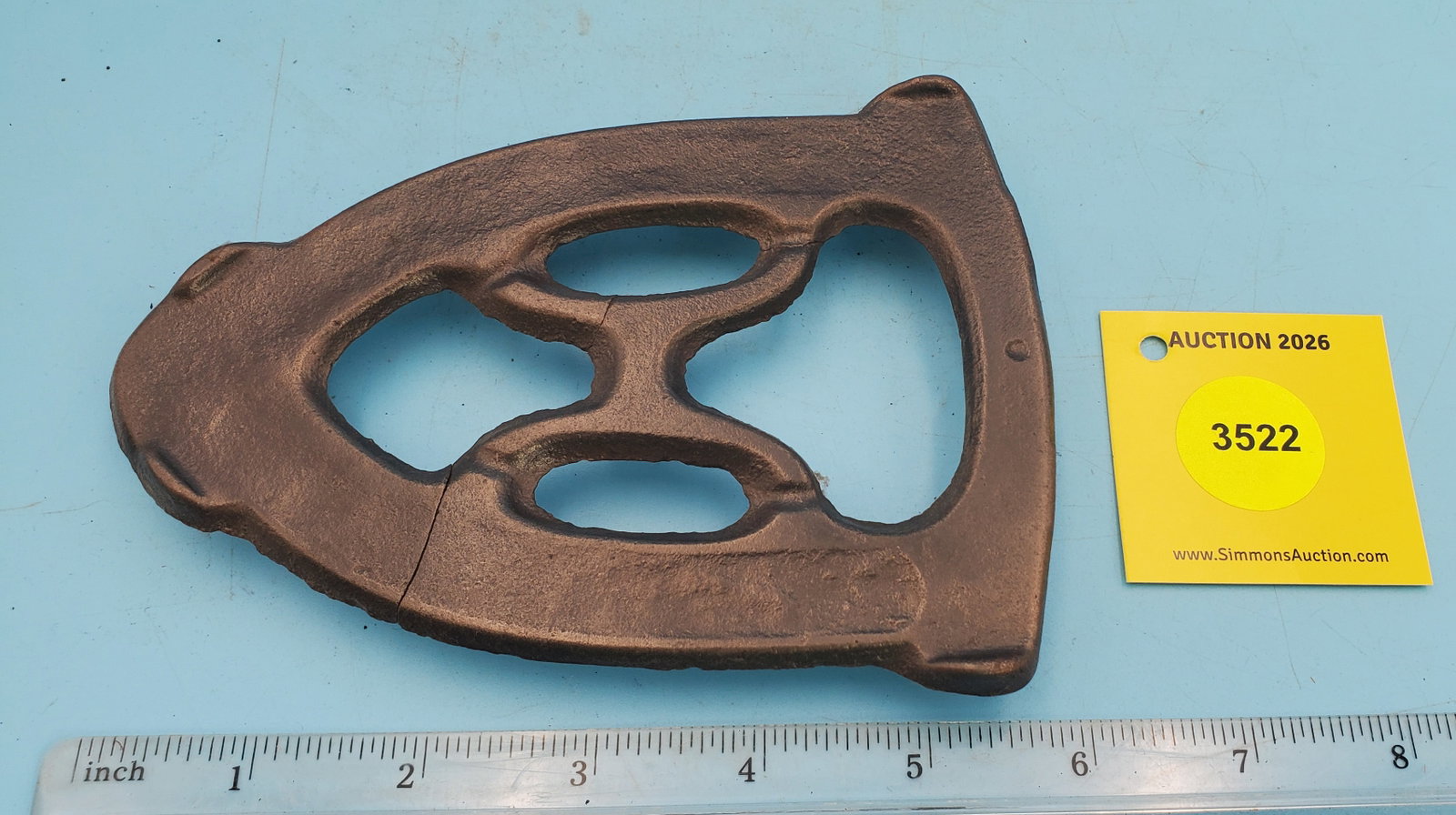 Trivet, Howell Wapak, does have a crack: Trivet, Howell Wapak, does have a crack