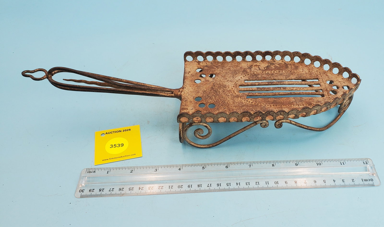Trivet, wire handle and edge decorations: Trivet, wire handle and edge decorations