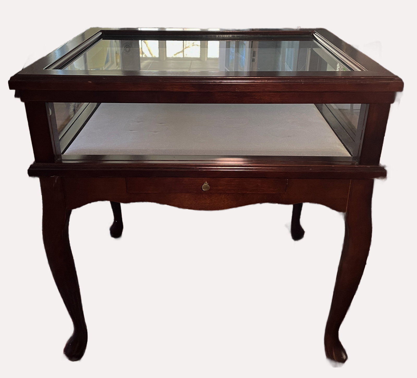 Vintage Bombay Company Cherry Mahogany Glass Curio Display Case Table: Vintage Bombay Company Cherry Mahogany Glass Curio Display Case Table featuring a lift-up glass top and a lower drawer.