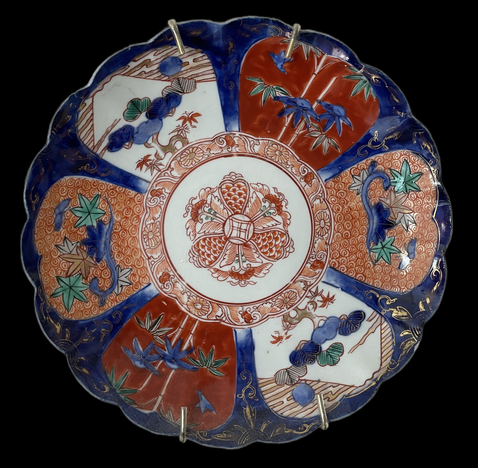 Japanese Imari 8.5" porcelain plate from the late 19th century With decorative scalloped edge (1 of 5)