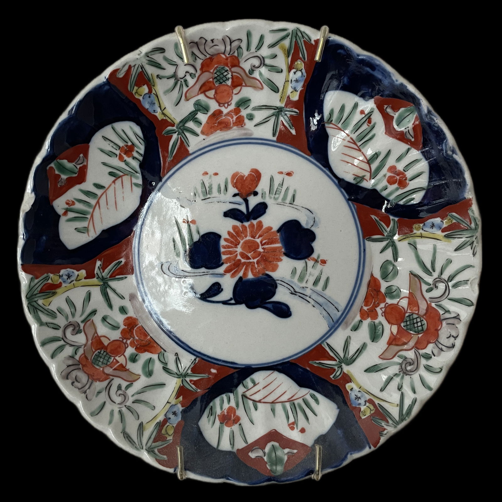 Antique Japanese Imari 8.5" porcelain wall plate, characterized by its scalloped edge: Antique Japanese Imari porcelain wall plate, characterized by its scalloped edge and traditional colorful floral design and Features cobalt blue underglaze with red and often gold hand-painted floral