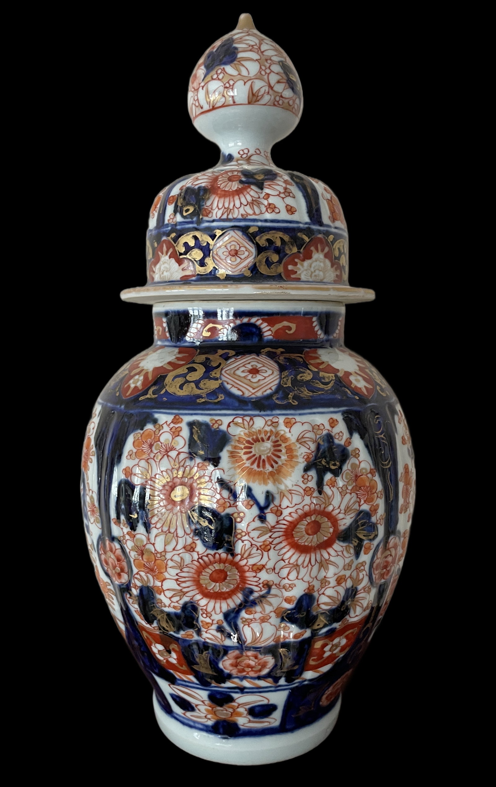 Traditional Japanese Imari porcelain lidded vase (1 of 9)