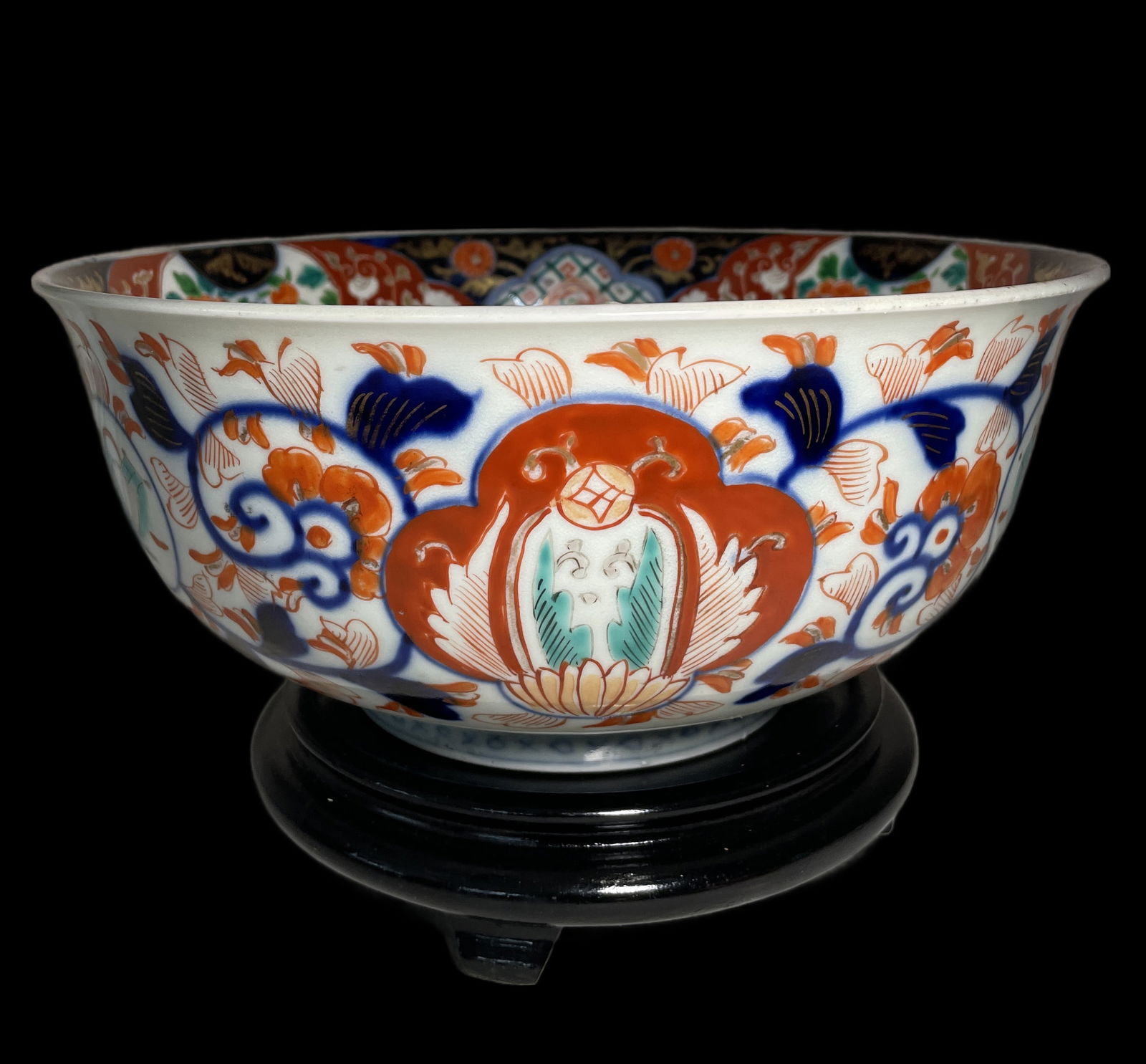 Antique Japanese Imari 11" porcelain bowl: Antique Japanese Imari porcelain bowl from the Meiji period (late 19th to early 20th century).