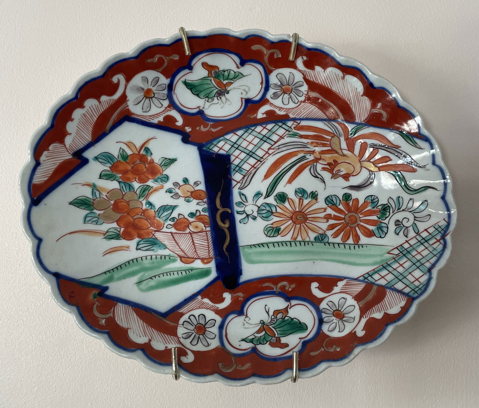 Antique 19th-century Japanese Imari oval porcelain plate with a scalloped rim dating to the Meiji: Antique 19th-century Japanese Imari oval porcelain plate with a scalloped rim dating to the Meiji period (1868–1912).