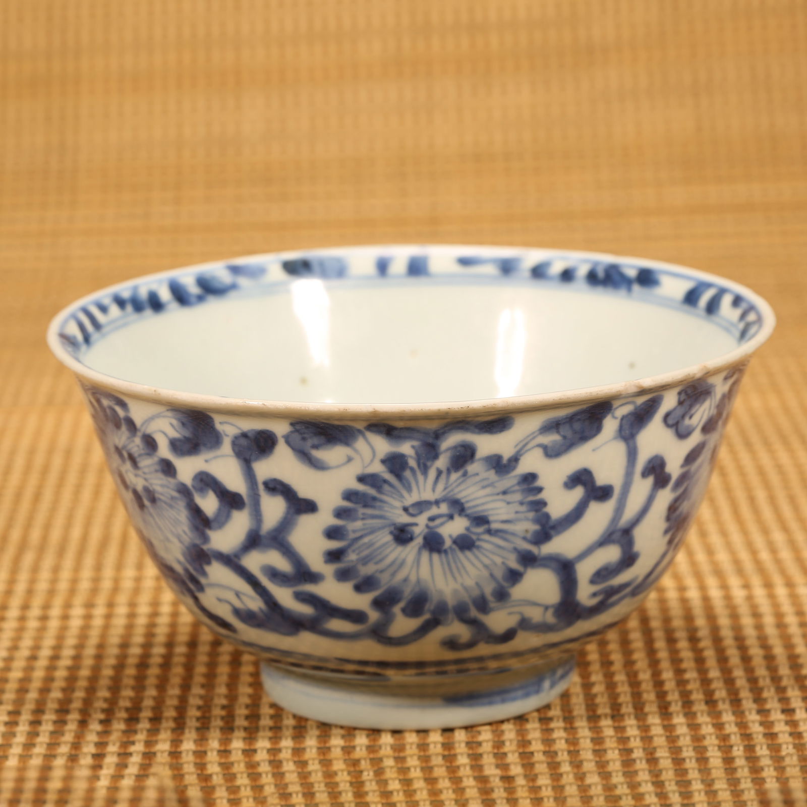 A QING DYNASTY KANGXI BLUE-AND-WHITE BOWL WITH INTERTWINED FLORAL PATTERN (1 of 9)