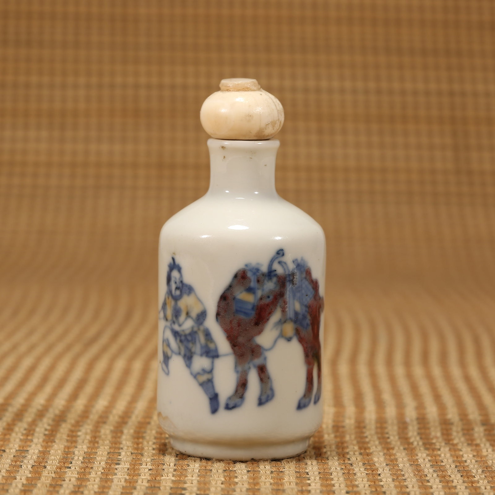 A QING DYNASTY BLUE-AND-WHITE UNDERGLAZE RED SNUFF BOTTLE WITH FIGURES (1 of 8)
