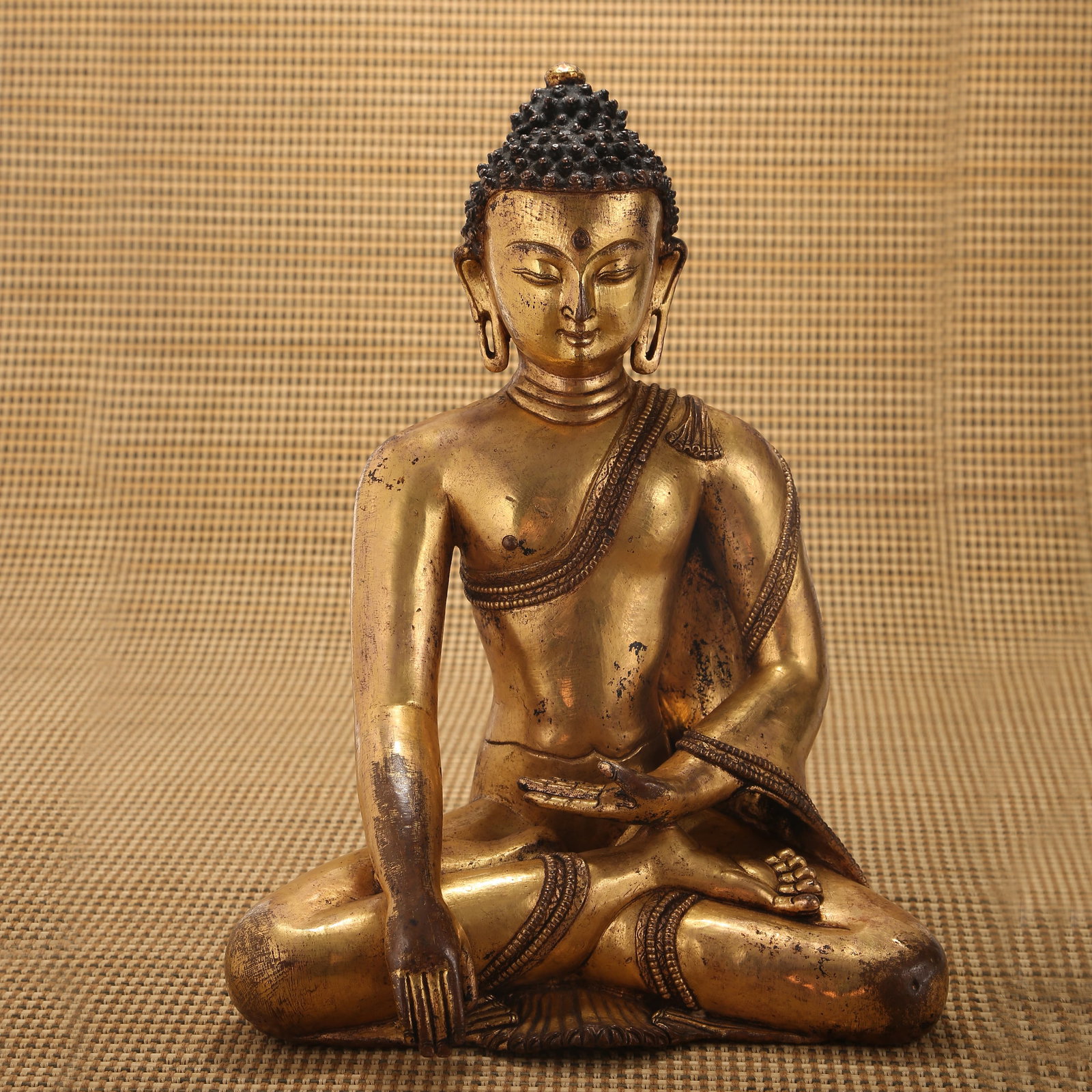 A 13TH–14TH CENTURY GILT-BRONZE SEATED SHAKYAMUNI STATUE: 13th–14th century gilt-bronze seated Shakyamuni statue