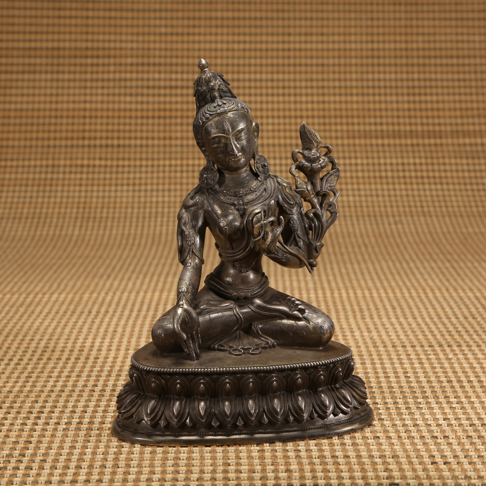 A QING DYNASTY SILVER WHITE TARA STATUE (1 of 9)