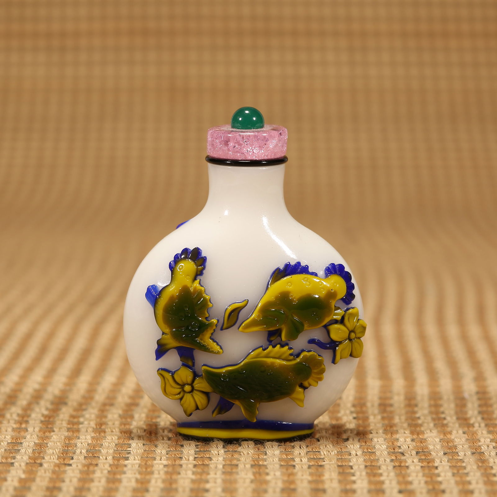 A QING DYNASTY OVERLAY FISH AND ALGAE PATTERN SNUFF BOTTLE (1 of 8)