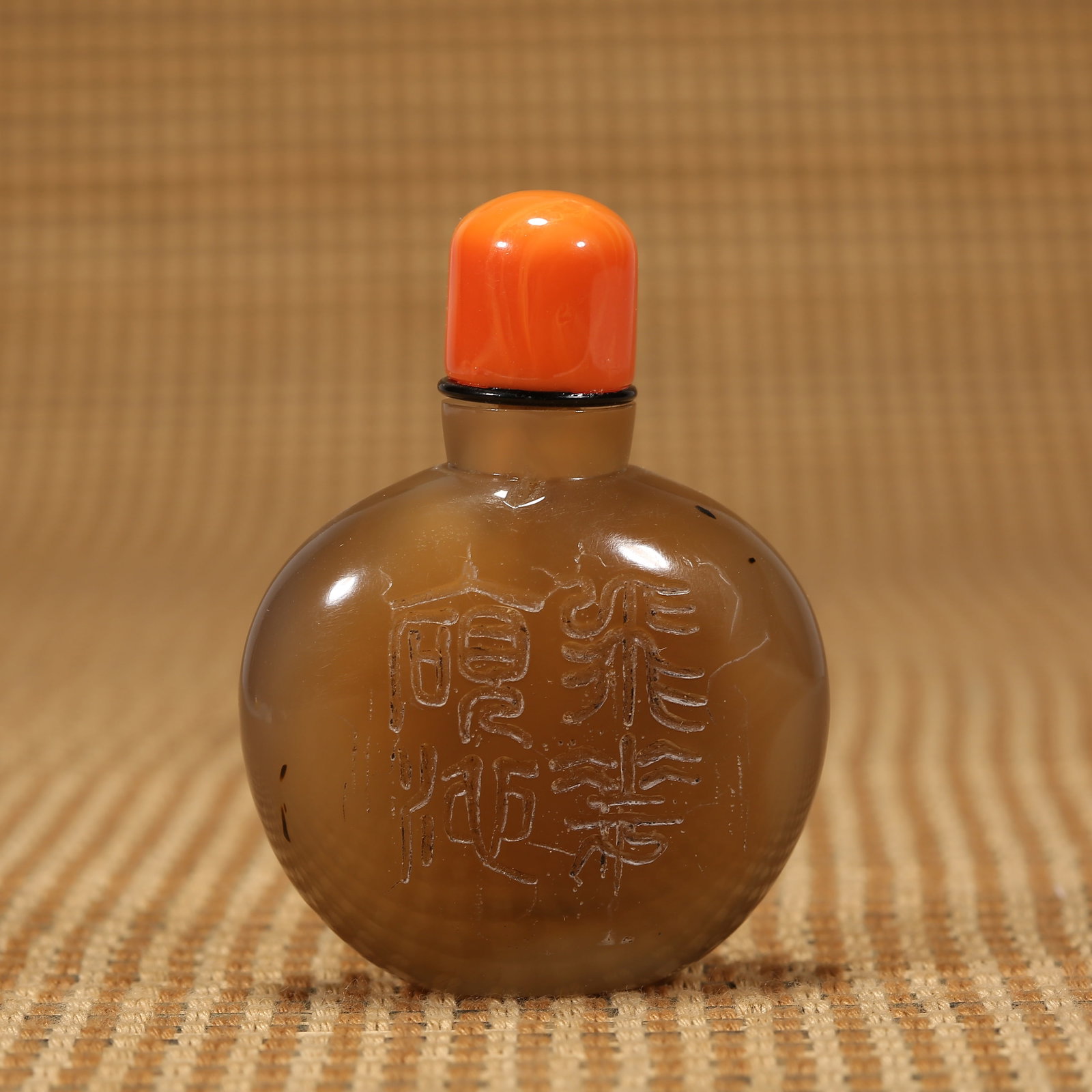 A QING DYNASTY AGATE SNUFF BOTTLE (1 of 9)