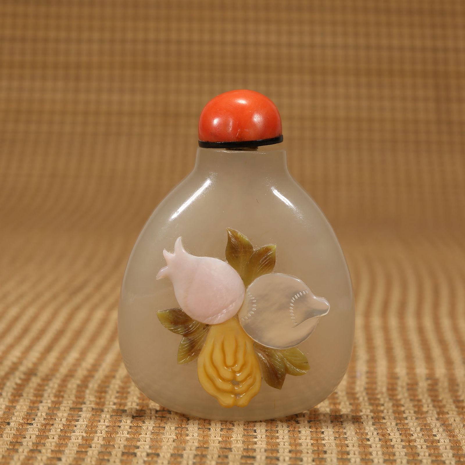 A QING DYNASTY AGATE SNUFF BOTTLE INLAID WITH PRECIOUS MATERIALS, "THREE ABUNDANCES" PATTERN (1 of 8)