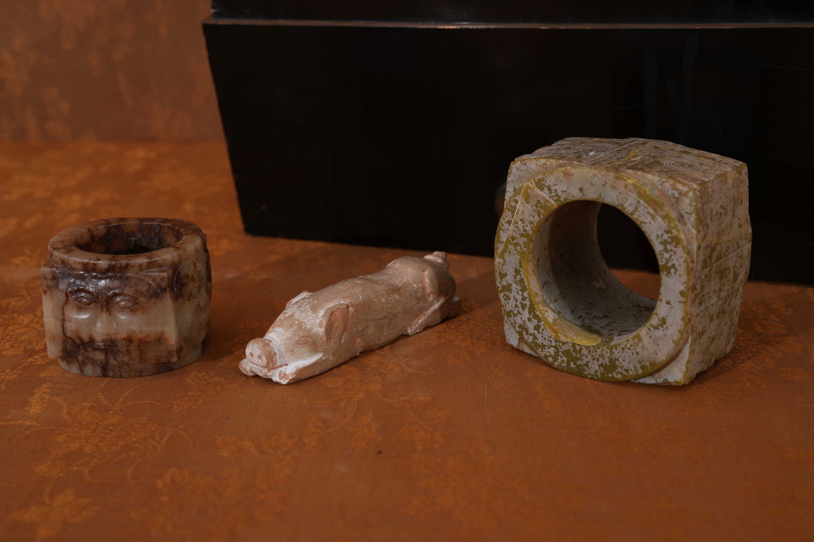 A ANCIENT JADE SET (3 PIECES) - 2