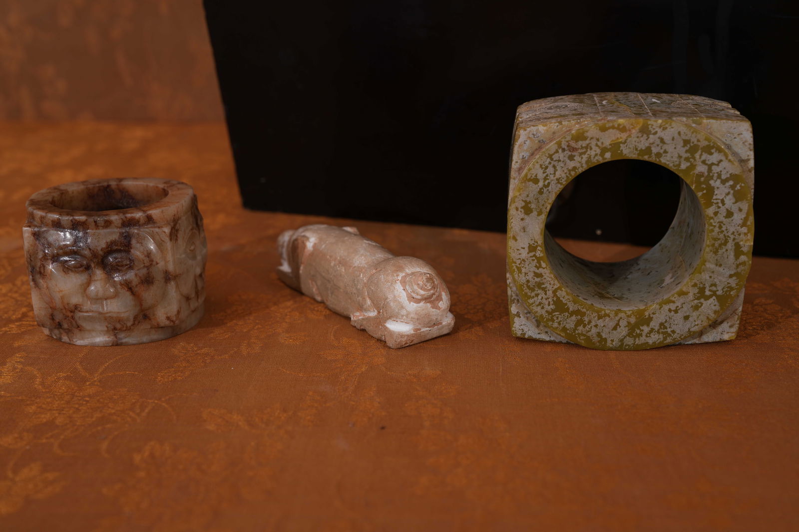 A ANCIENT JADE SET (3 PIECES) - 4