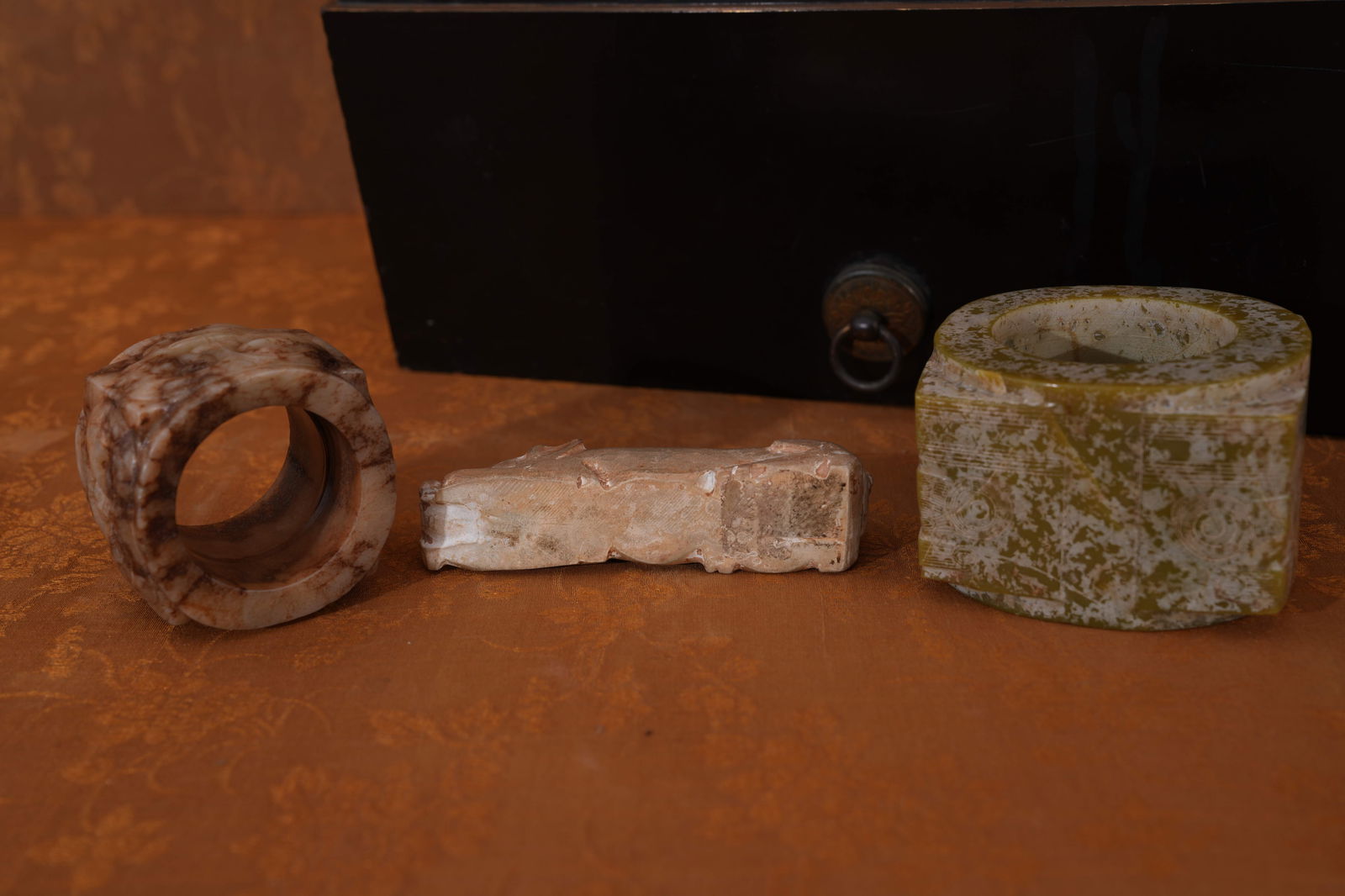 A ANCIENT JADE SET (3 PIECES) - 5