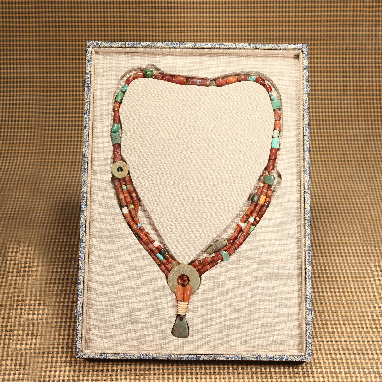 A WESTERN ZHOU PERIOD AGATE PENDANT: Western Zhou period agate pendant