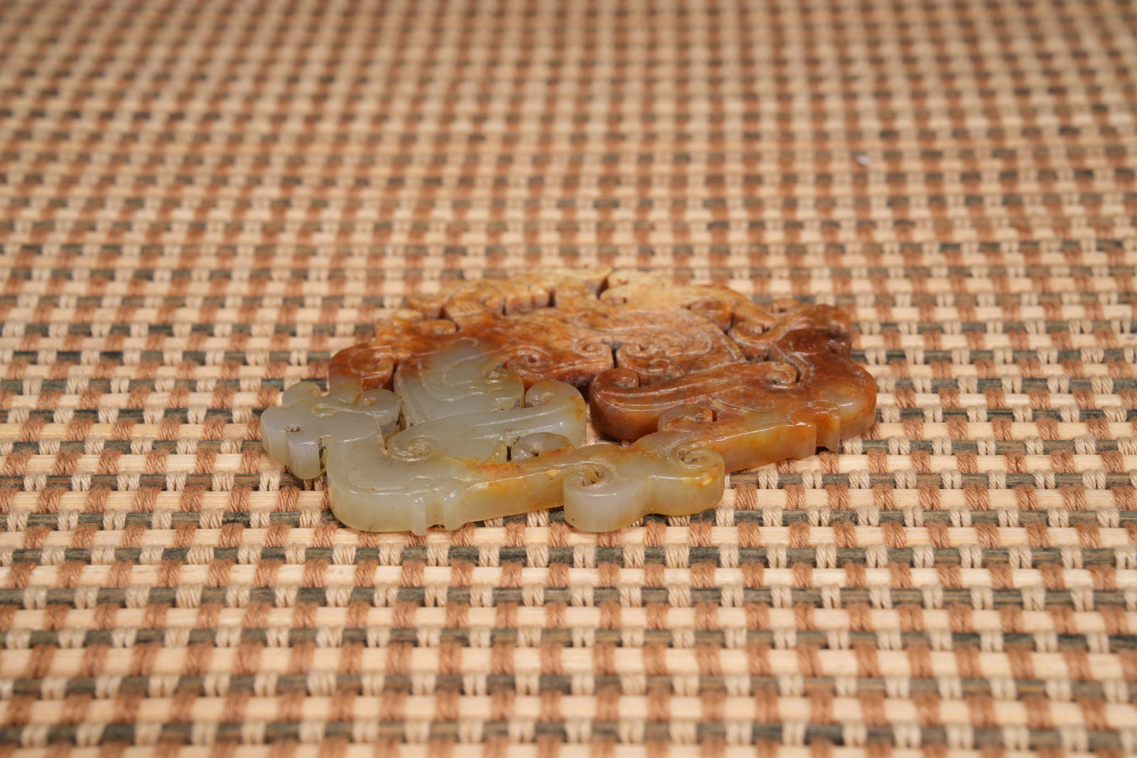 A ANCIENT JADE PHOENIX-PATTERNED PENDANT - 8