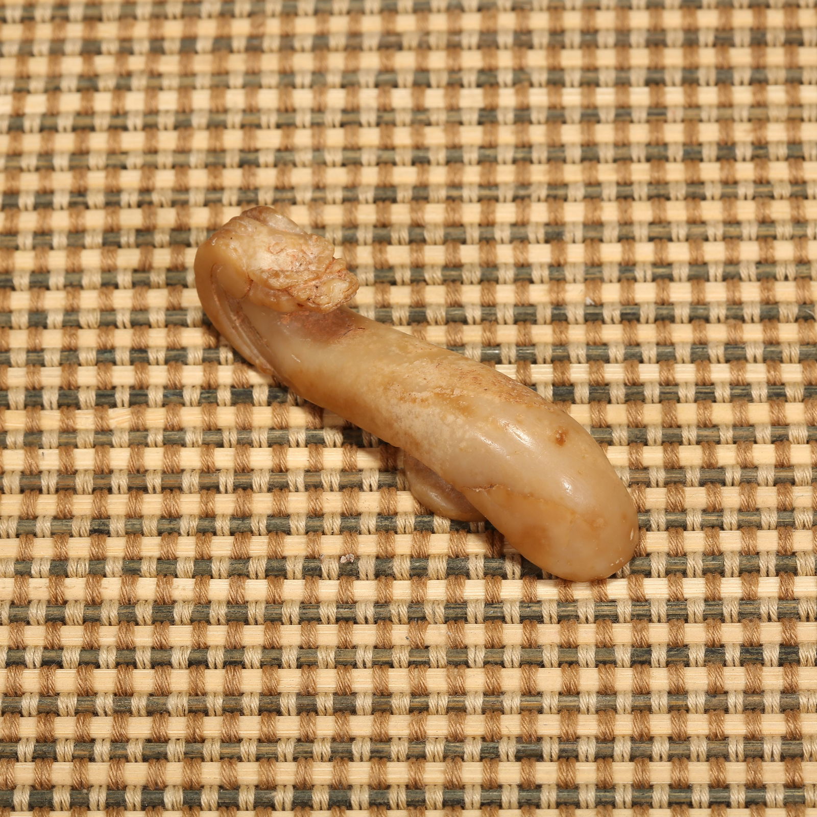 A MING DYNASTY SHOUSHAN STONE DRAGON-PATTERNED BELT HOOK: Ming dynasty Shoushan stone dragon-patterned belt hook