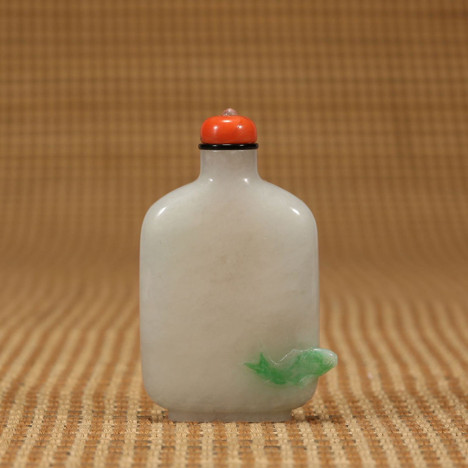 A QING DYNASTY JADEITE SNUFF BOTTLE (1 of 8)