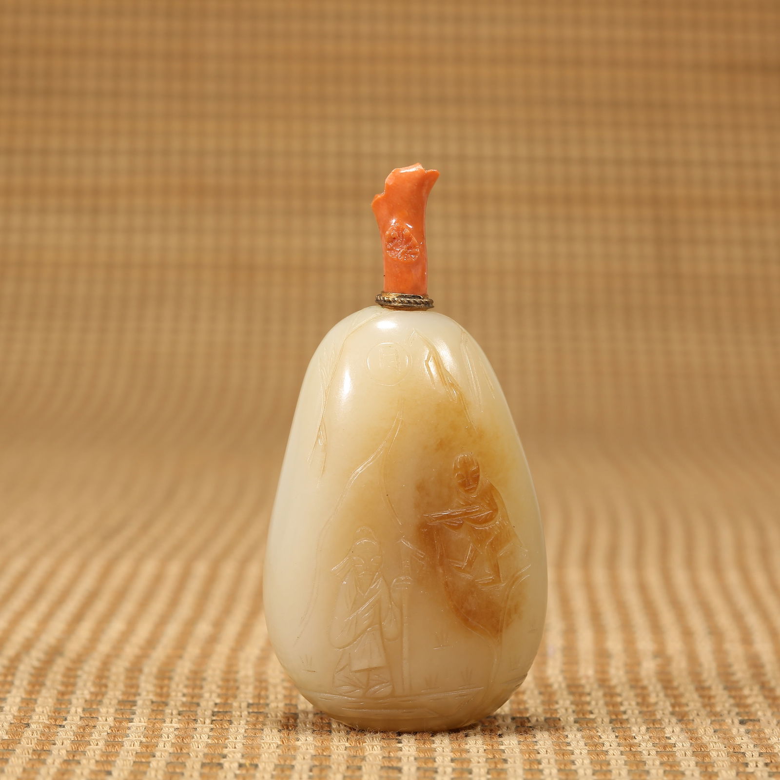 A QING DYNASTY HETIAN WHITE JADE SNUFF BOTTLE WITH FIGURE STORY (1 of 8)
