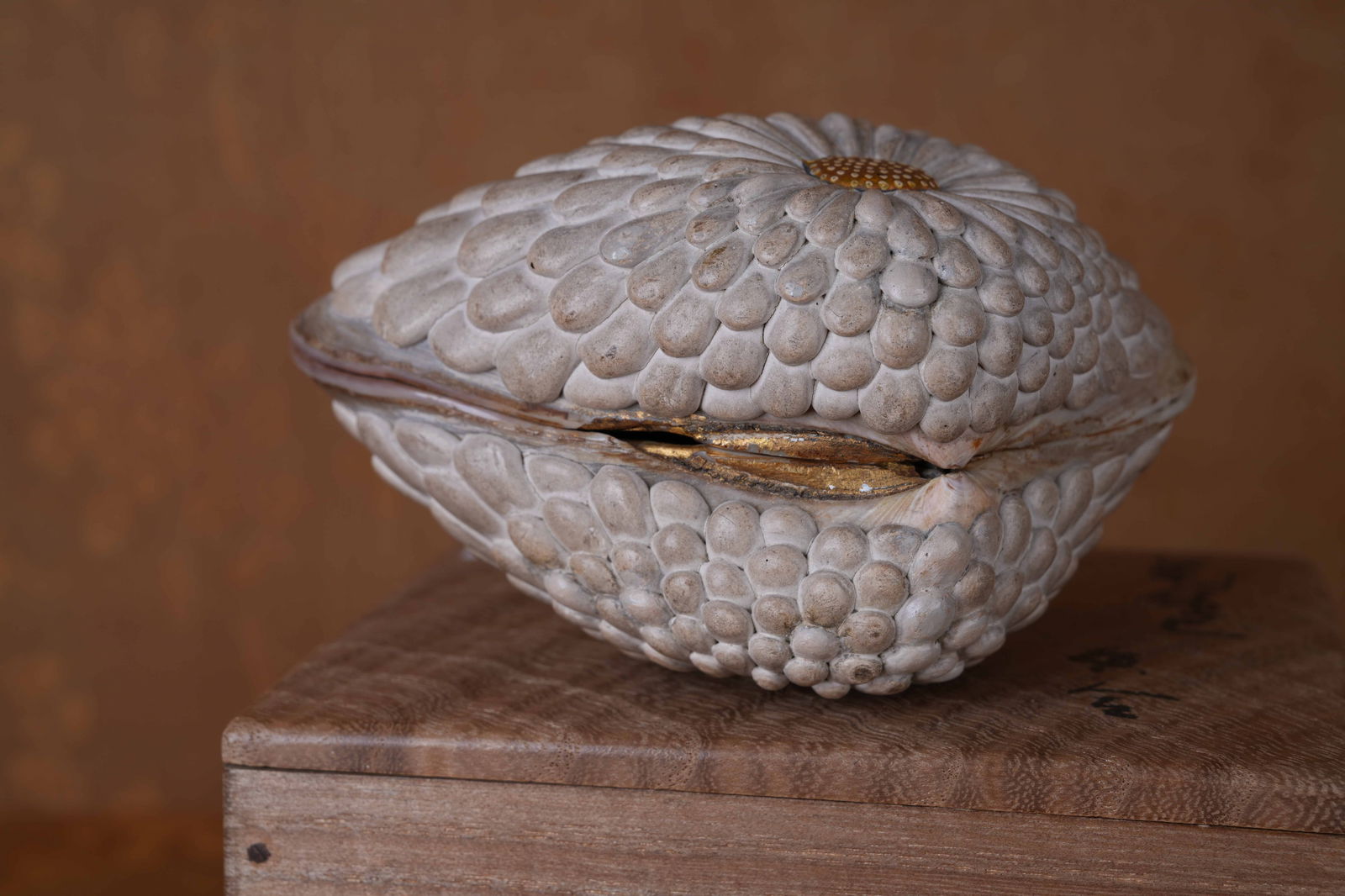 A CLAM-SHAPED INCENSE BOX (1 of 8)