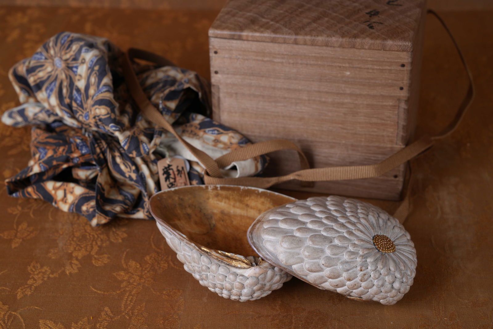 A CLAM-SHAPED INCENSE BOX - 6