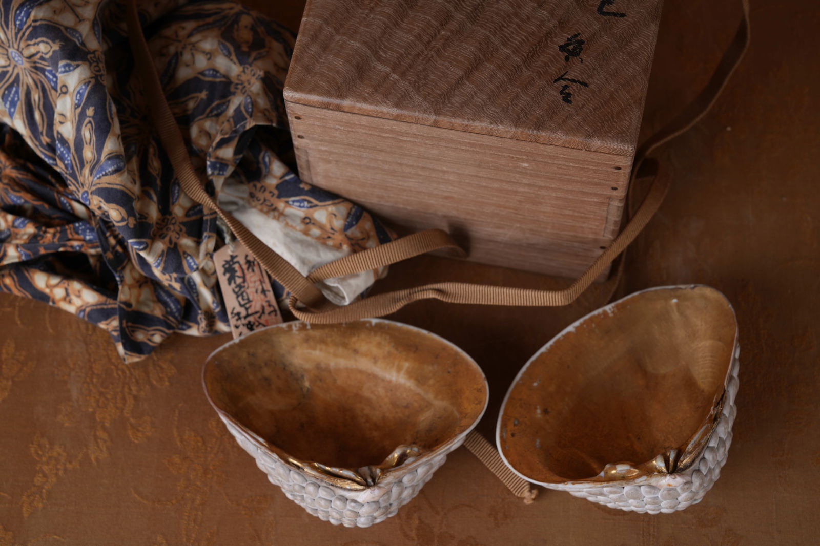 A CLAM-SHAPED INCENSE BOX - 7