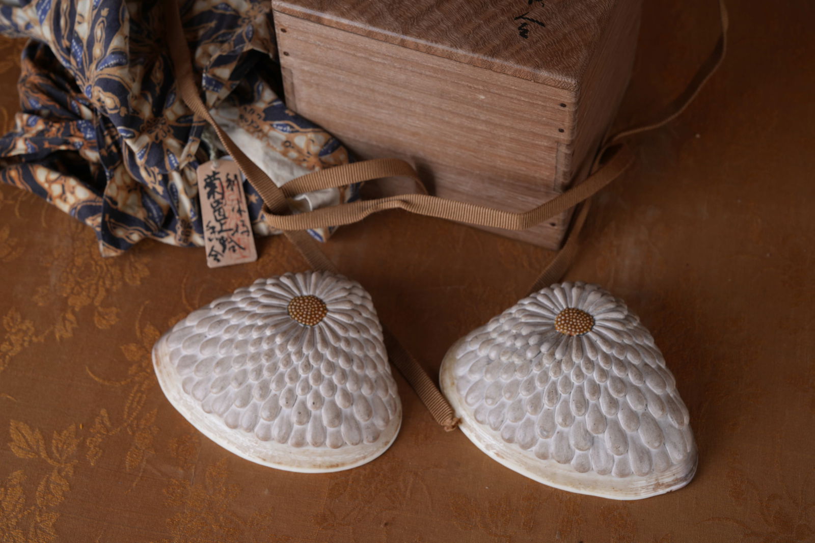 A CLAM-SHAPED INCENSE BOX - 8