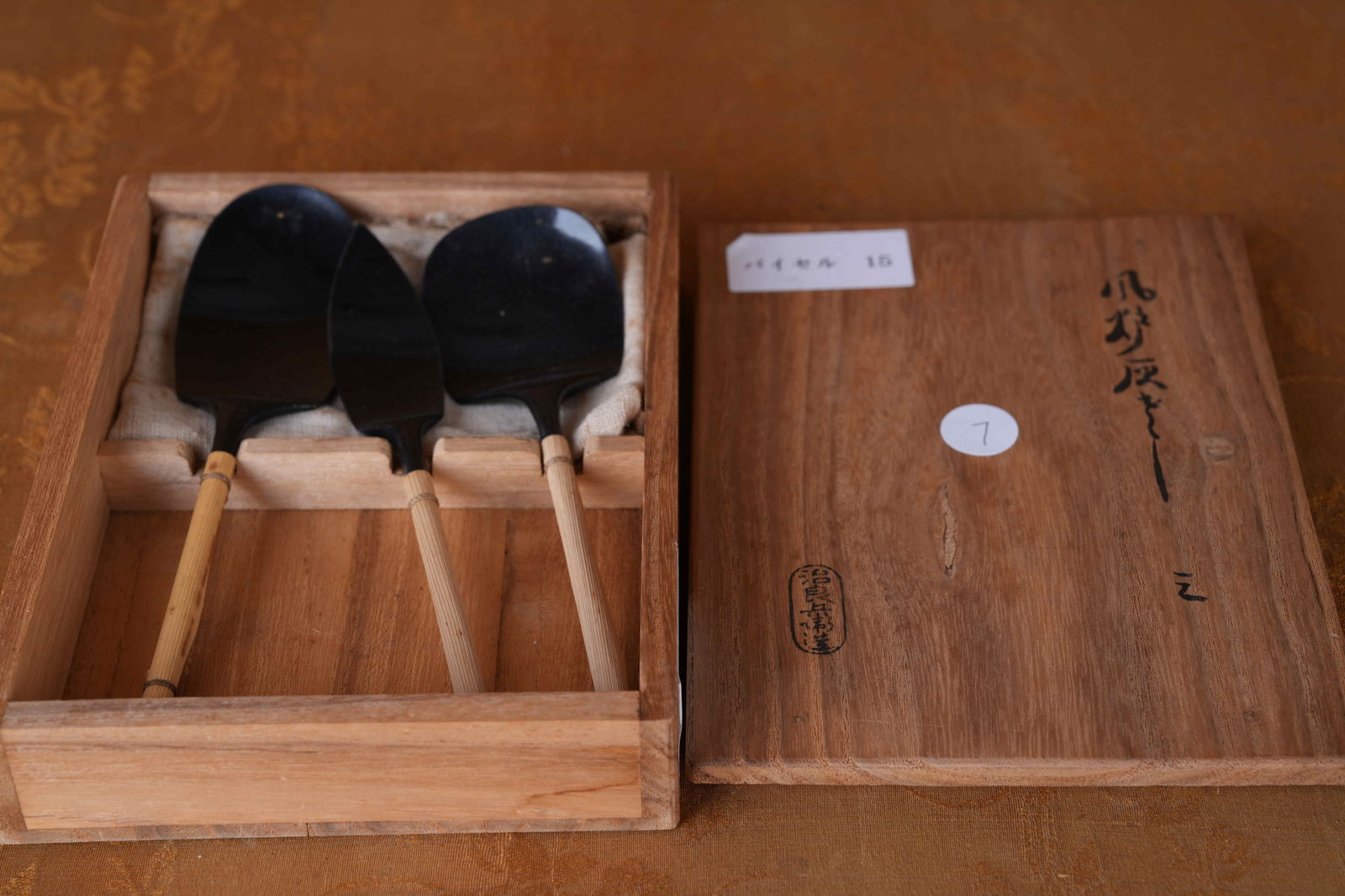 A IRON BLACK-LACQUER INCENSE SCOOP SET (3 PIECES): Iron black-lacquer incense scoop set (3 pieces)