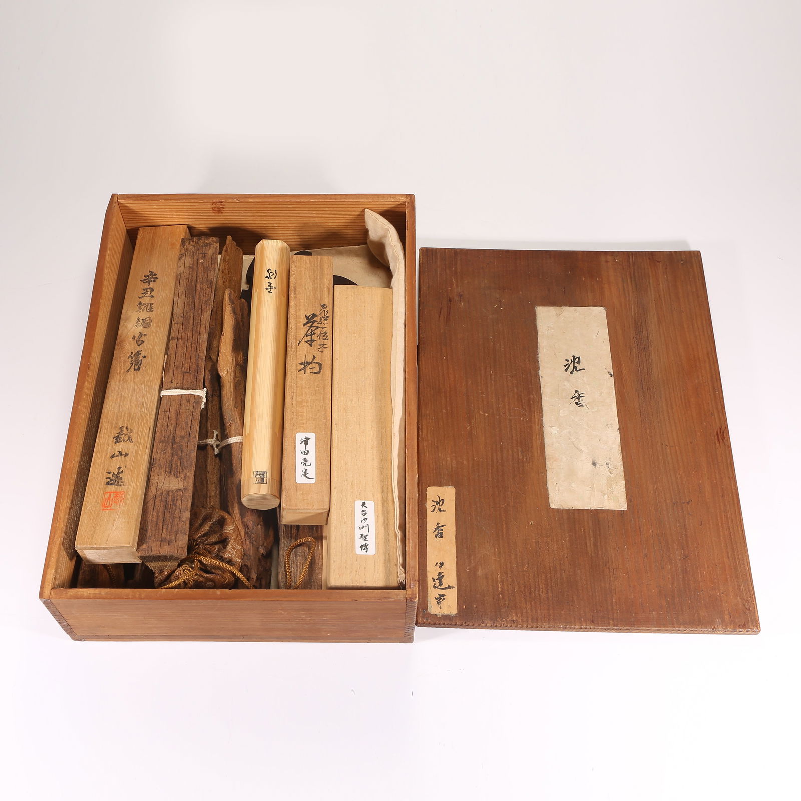 A SET OF AGARWOOD ITEMS: Set of agarwood items