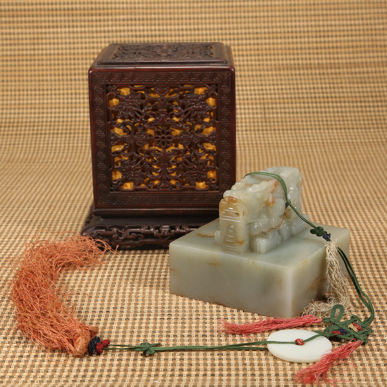 A QING DYNASTY SEAL WITH JIAOLONG-DRAGON KNOB: Qing dynasty seal with jiaolong-dragon knob