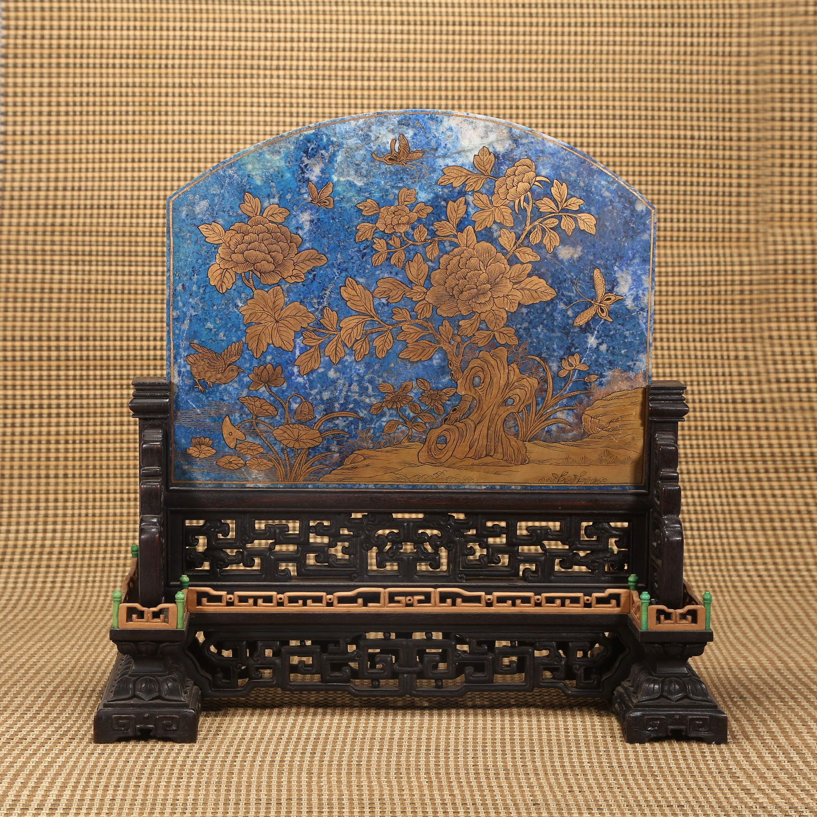A QING DYNASTY HONGMU SCREEN INLAID WITH LAPIS LAZULI FEATURING AN IMPERIAL POEM AND STILL-LIFE: Qing dynasty hongmu screen inlaid with lapis lazuli featuring an imperial poem and still-life scene