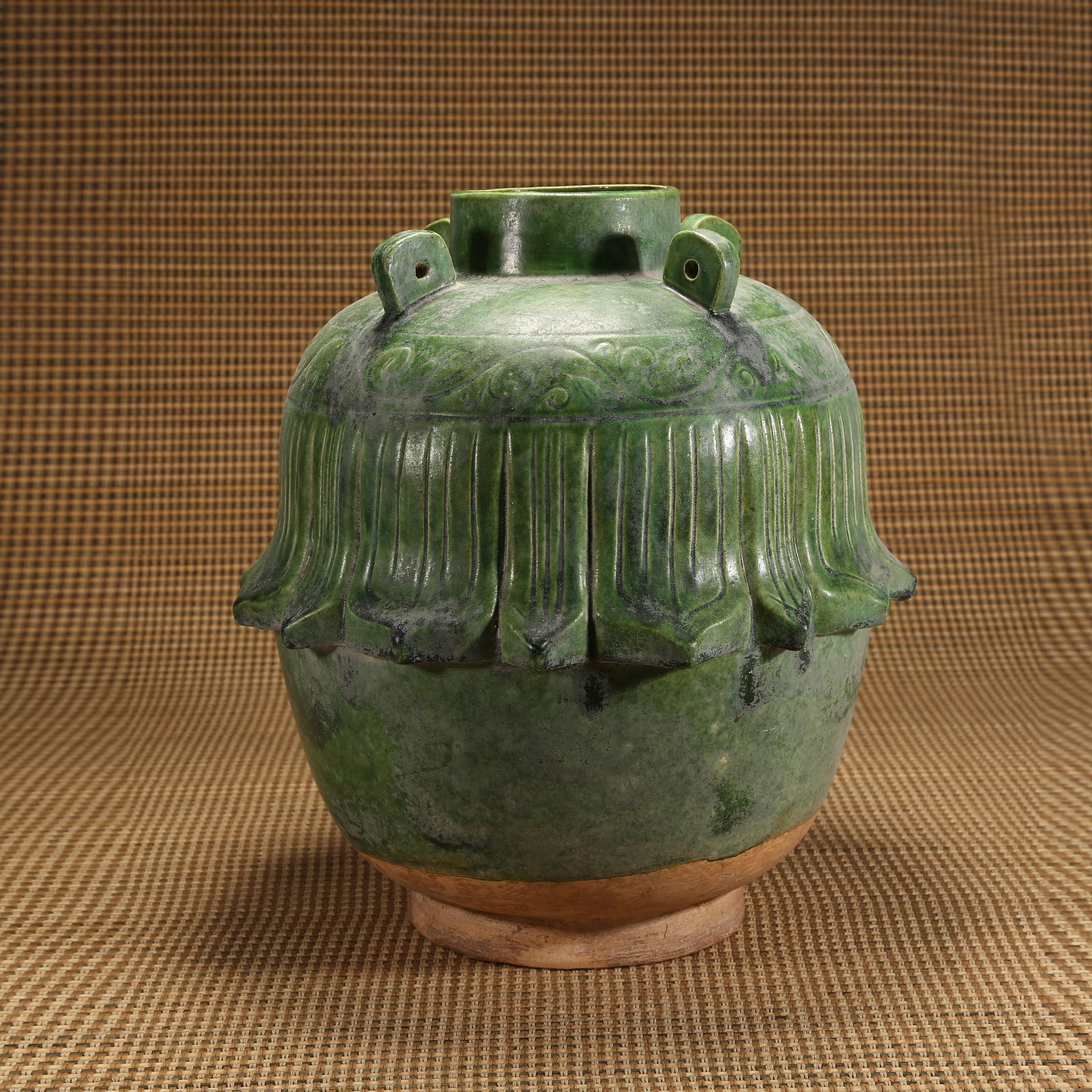 A LIAO DYNASTY GREEN-GLAZED QUATREFOIL VASE (1 of 9)