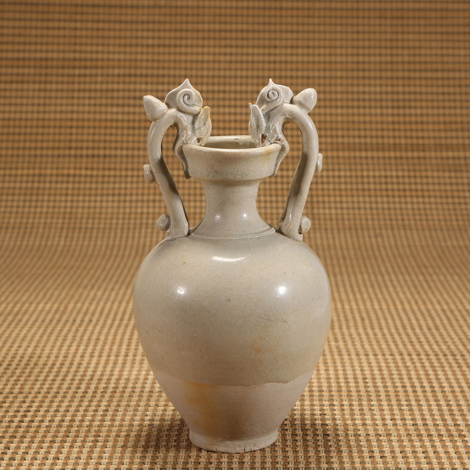 A SUI DYNASTY WHITE-GLAZED DOUBLE-DRAGON EAR VASE (1 of 9)