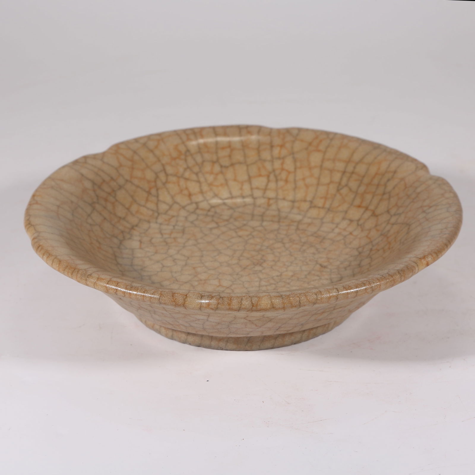 A SONG DYNASTY GE KILN FLOWER-MOUTHED DISH (1 of 8)