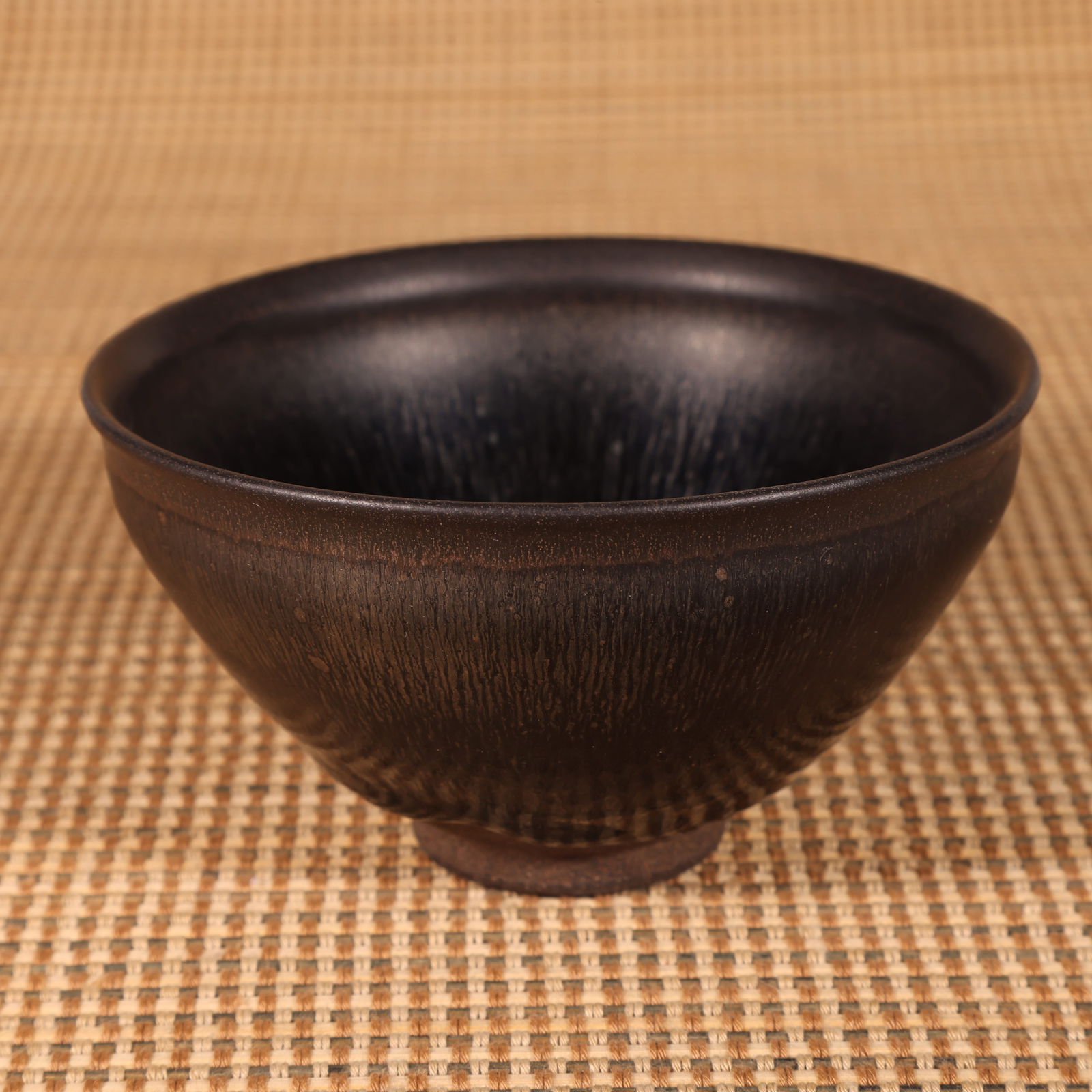 A SONG DYNASTY JIAN WARE SILVER-FUR TEA BOWL (1 of 8)