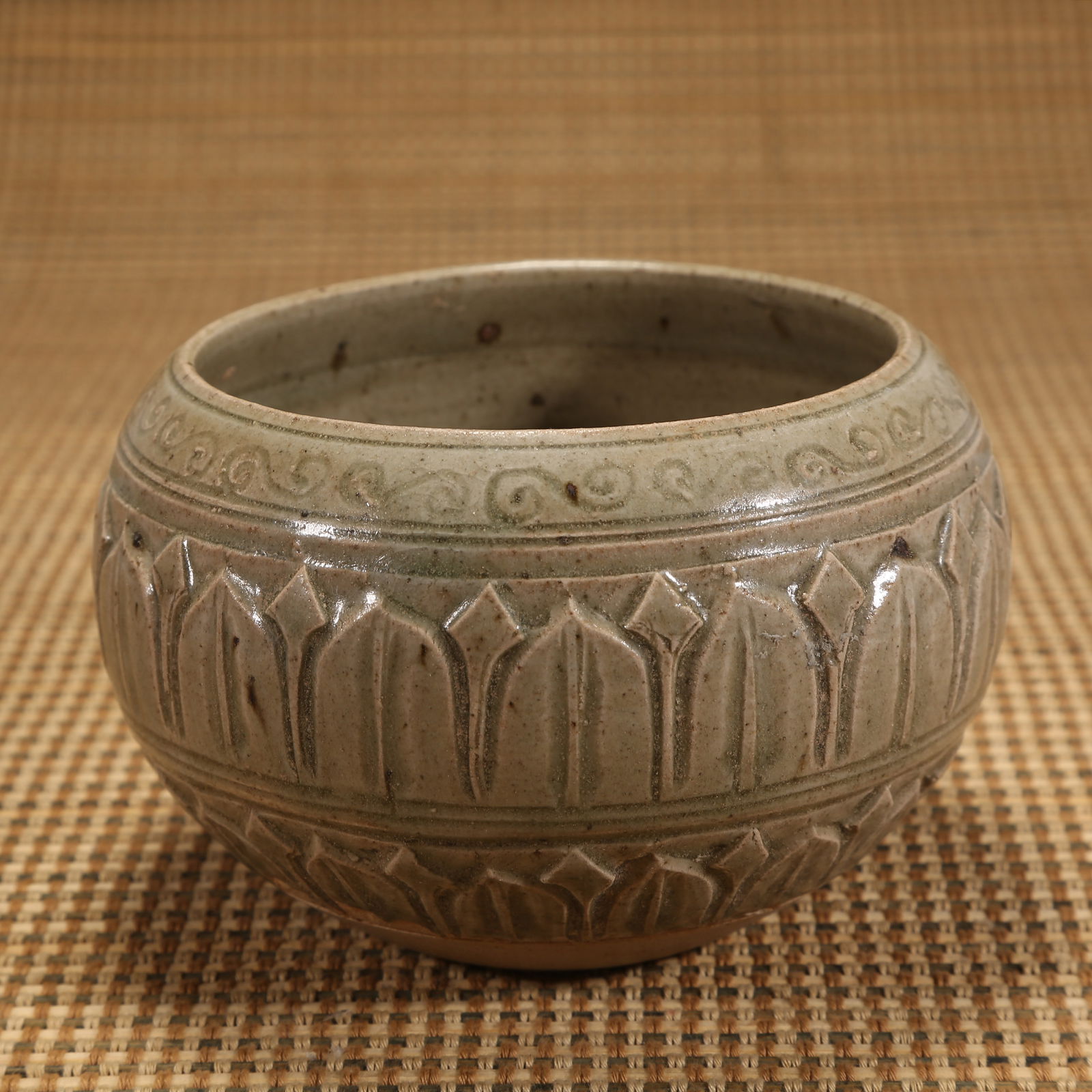 A TANG DYNASTY XIANGZHOU KILN BOWL (1 of 9)