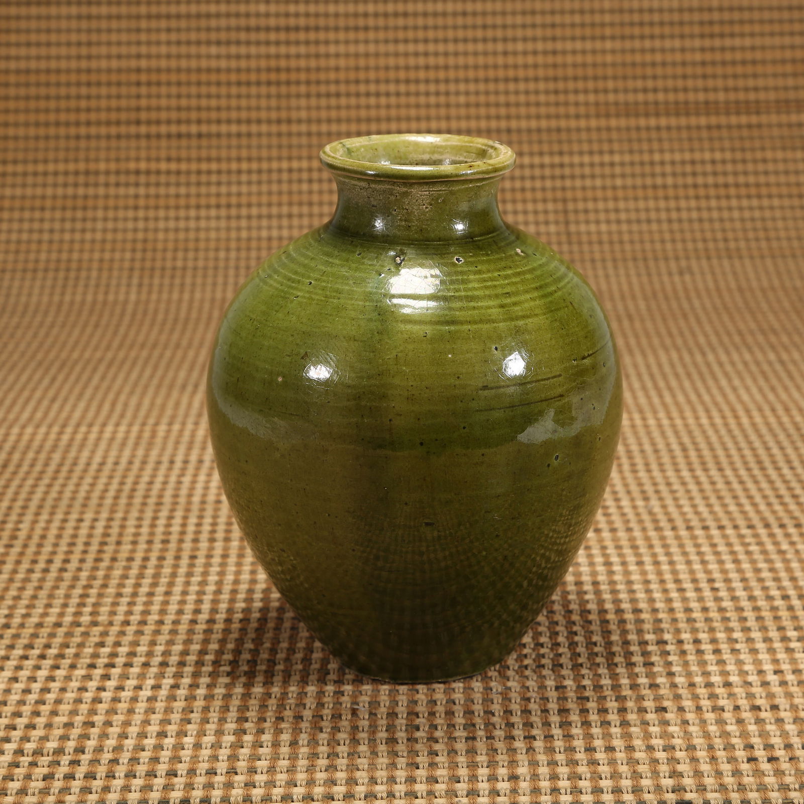 A TANG DYNASTY GREEN-GLAZED JAR (1 of 8)