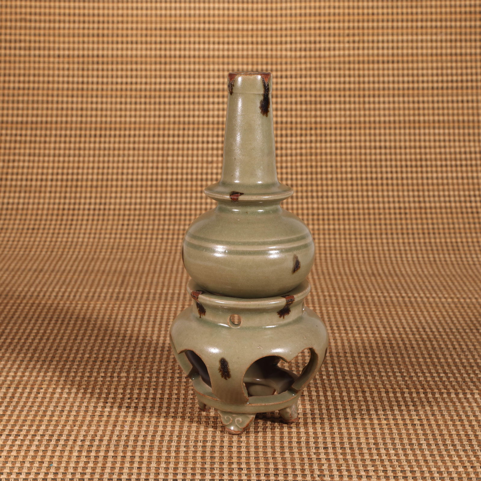 A SONG DYNASTY LONGQUAN WARE DOT-COLORED PURITY VASE (1 of 9)