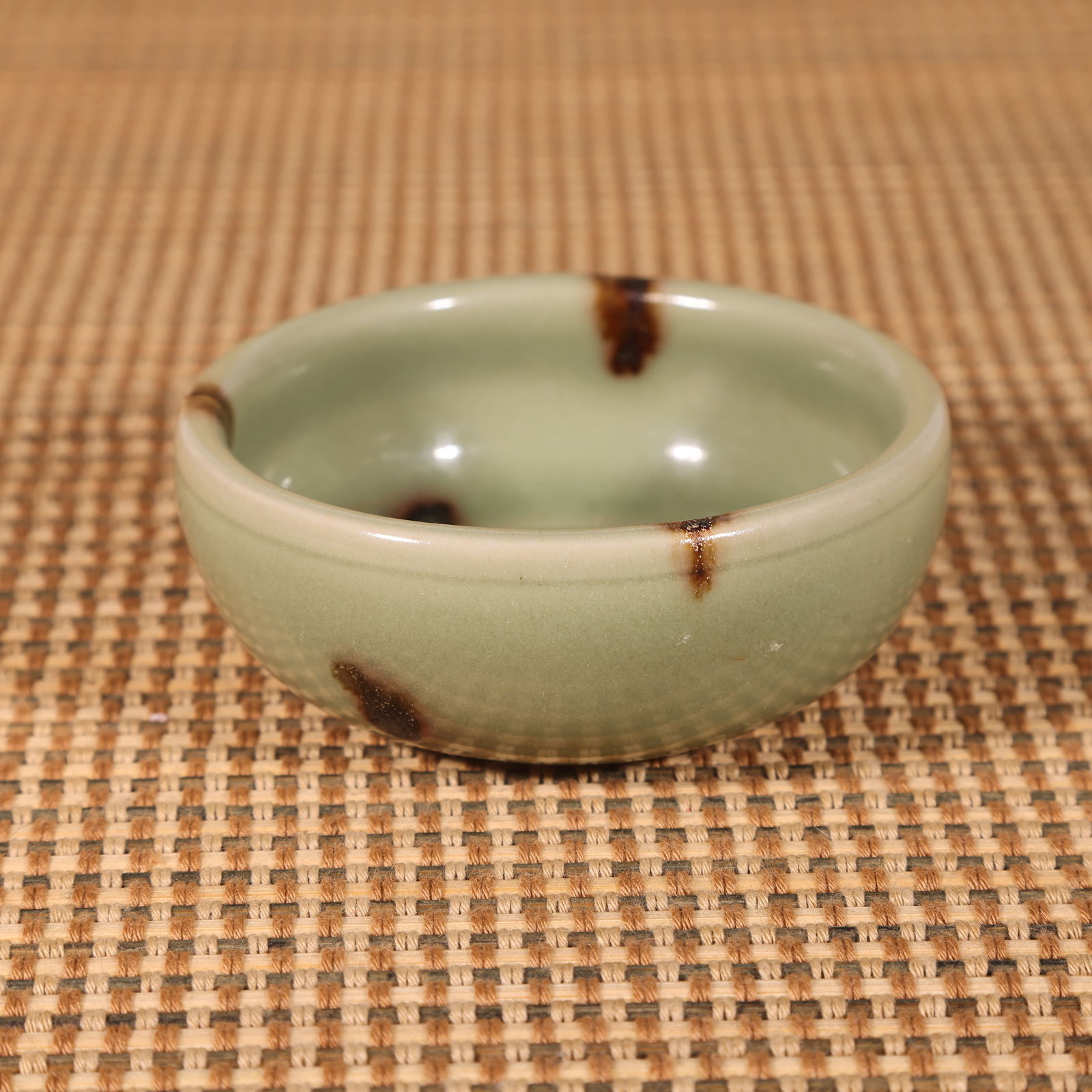 A SONG DYNASTY LONGQUAN WARE DOT-COLORED DOUBLE FISH CUP WITH TRANSPARENT GLAZE (1 of 8)