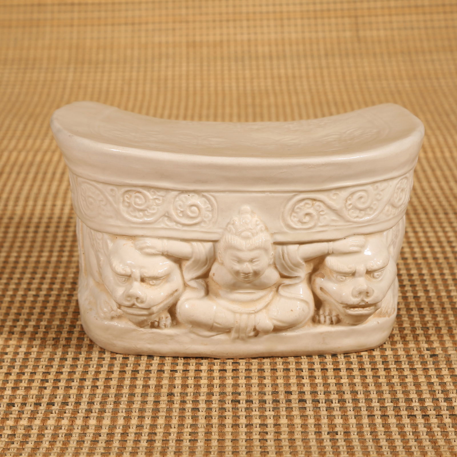 A TANG DYNASTY WHITE-GLAZED PILLOW (1 of 8)