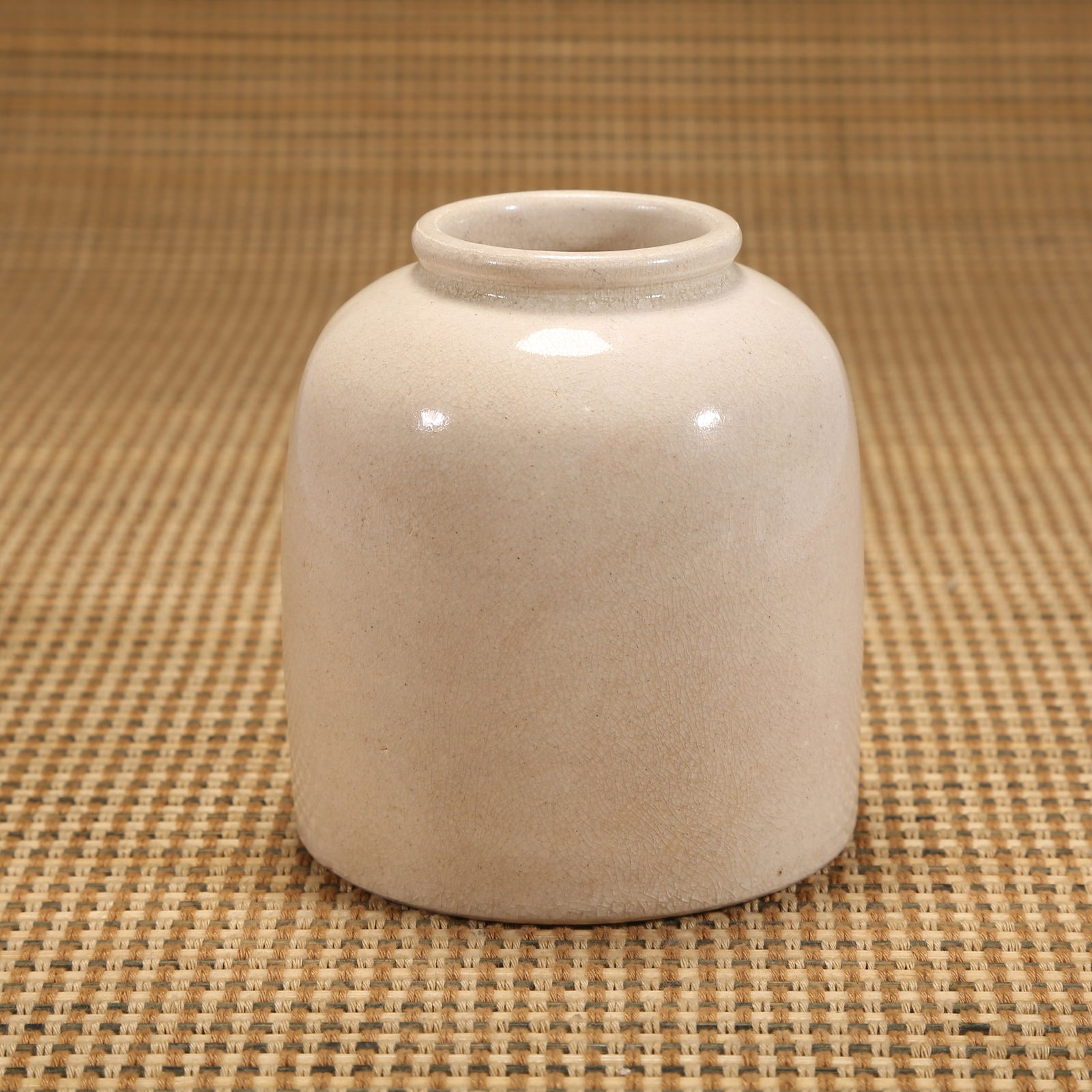 A SUI DYNASTY WHITE-GLAZED JAR (1 of 6)