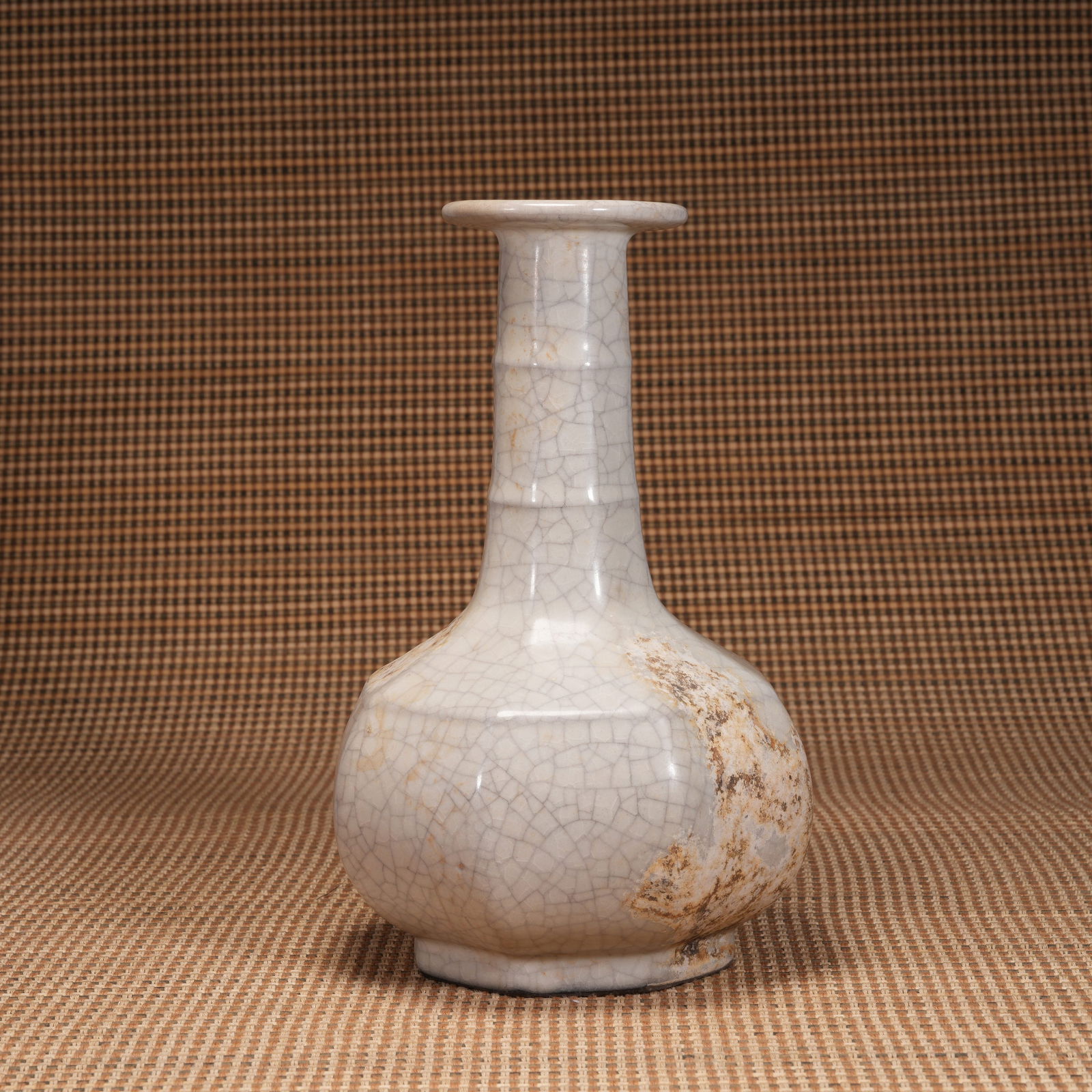 A SONG DYNASTY OFFICIAL KILN OCTAGONAL LONG-NECK VASE (1 of 9)