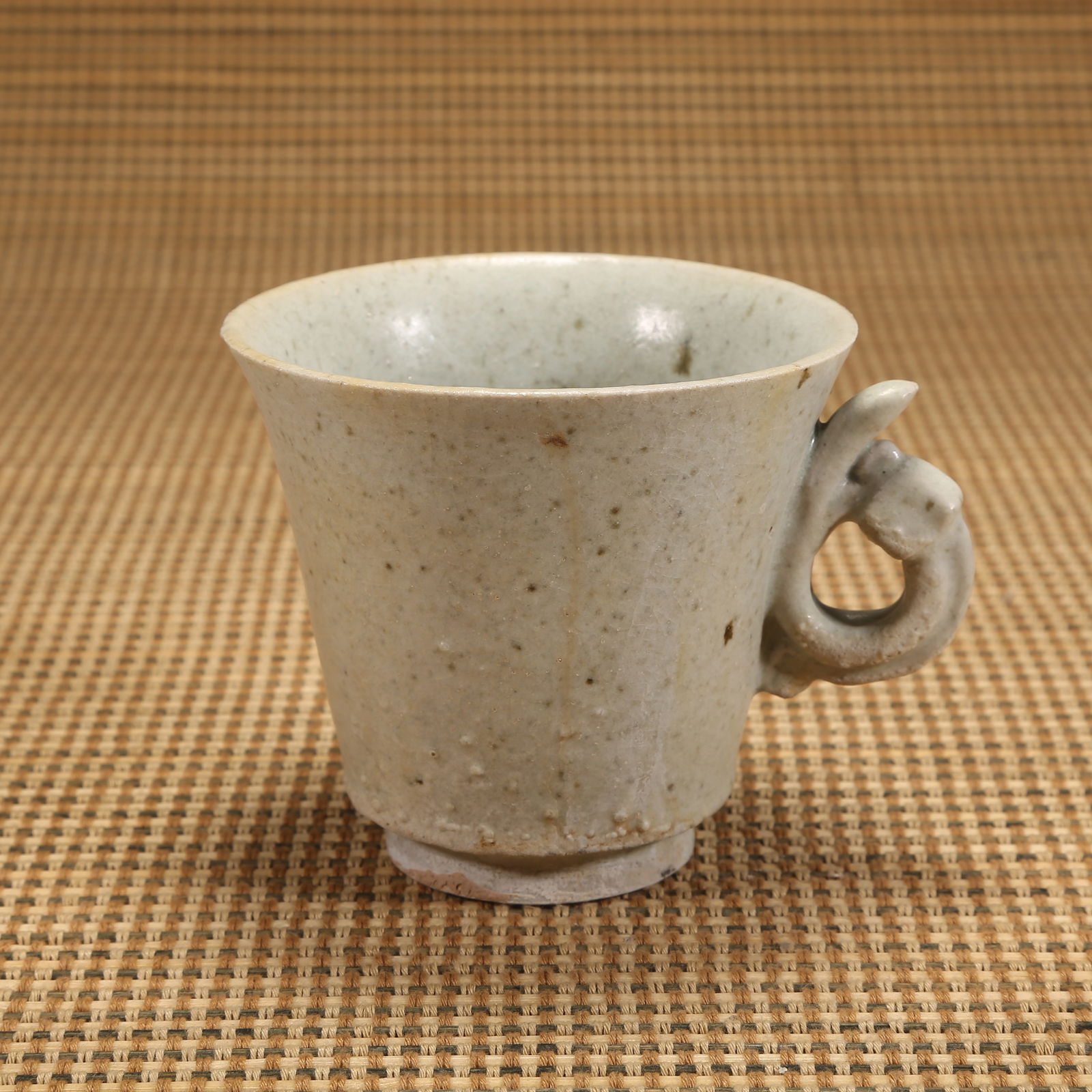 A TANG DYNASTY WHITE-GLAZED HANDLED CUP (1 of 8)